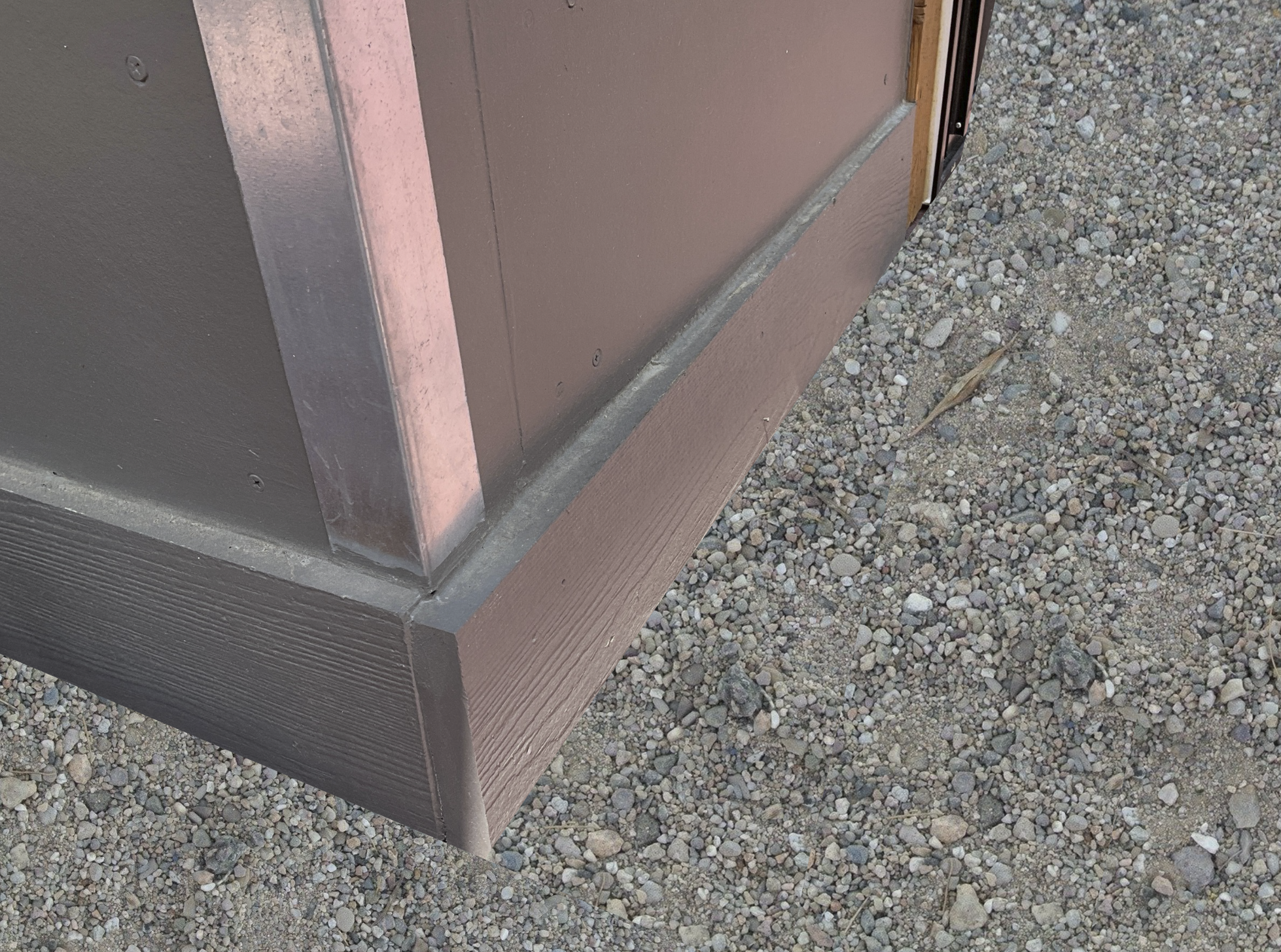 fiber cement base of walls Fiber cement trim at the base of combustible home siding